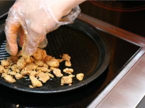 鸡脯肉解冻，鸡脯肉要提前腌制好（用盐、胡椒粉、生抽、白糖、鸡精腌制），两面撒干淀粉，平底锅烧热，倒入少许橄榄油（色拉油），将鸡脯肉煎至两面金黄