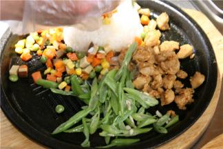 平底锅烧热，倒入少许橄榄油，放入青豆、玉米和胡萝卜，少许过油