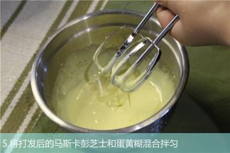 将打发后的马斯卡彭芝士和蛋黄糊混合搅拌