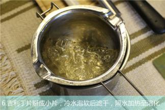 吉利丁片掰成小片，冷水泡软后滤干，隔水加热至溶化