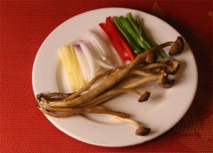 将鲜茶菇、蒜片、姜丝、青红椒丝备用

