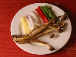 将鲜茶菇、蒜片、姜丝、青红椒丝备用

