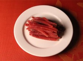 再把切成丝的牛肉加入蛋清、生粉腌渍1分钟，