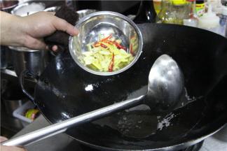 锅中的油八分熟时，倒入茶菇和腌渍过的牛肉翻炒直到牛肉变色，然后捞起备用。重新往锅中倒入少许油，将红辣椒、蒜片、姜丝爆香