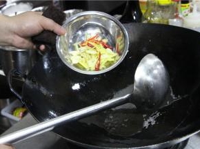 锅中的油八分熟时，倒入茶菇和腌渍过的牛肉翻炒直到牛肉变色，然后捞起备用。重新往锅中倒入少许油，将红辣椒、蒜片、姜丝爆香