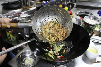 再放入刚才炒好的茶菇和牛肉一起翻炒