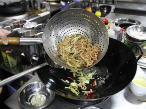 再放入刚才炒好的茶菇和牛肉一起翻炒