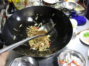 根据口味加入适量的耗油和豉油。