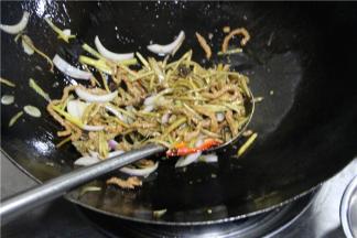 最后放入洋葱丝、青红椒丝，翻炒20秒即可出锅