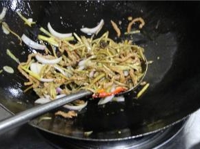 最后放入洋葱丝、青红椒丝，翻炒20秒即可出锅