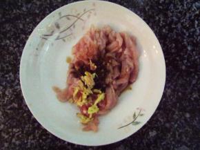 猪肉用流水洗干净，切丝放入适量豆瓣酱和姜丝拌匀，腌制5分钟