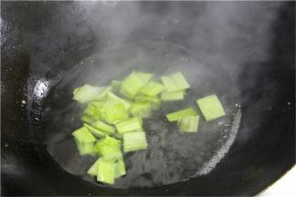 焯熟青菜梗备用