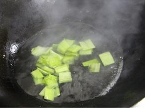 焯熟青菜梗备用