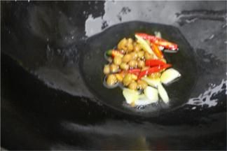 锅中留点底油，加入腊八豆、蒜片、姜片爆香