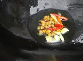 锅中留点底油，加入腊八豆、蒜片、姜片爆香