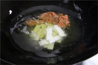 锅中放油，加入年糕，牛肉滑炒待用