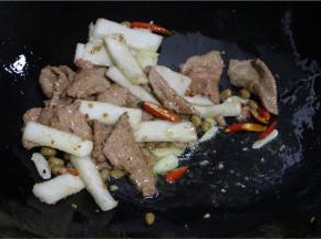 再倒入事先滑炒过的年糕，牛肉