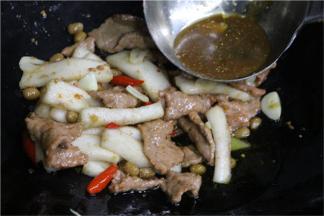 再加入耗油一小勺，美极鲜一小勺