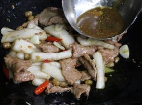 再加入耗油一小勺，美极鲜一小勺