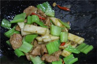 最后加入事先焯熟的青菜梗翻炒三十秒即可