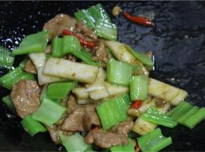 最后加入事先焯熟的青菜梗翻炒三十秒即可