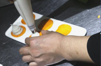 将山药去皮洗净，然后放到蒸笼里蒸熟。把蒸好的山药加入炼乳、冰糖、牛奶，然后打成山药泥。将山药泥装入裱袋里，做成裱花
