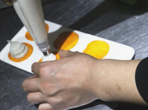 将山药去皮洗净，然后放到蒸笼里蒸熟。把蒸好的山药加入炼乳、冰糖、牛奶，然后打成山药泥。将山药泥装入裱袋里，做成裱花
