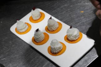 在做成裱花的山药泥上加枸杞点缀