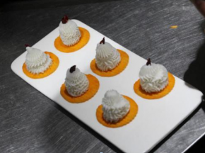 在做成裱花的山药泥上加枸杞点缀