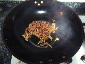 锅中热油，倒入猪肉丝快炒
