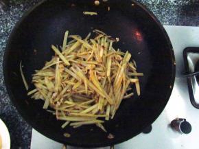 土豆丝炒断生，加盐调味，翻炒均匀即可出锅