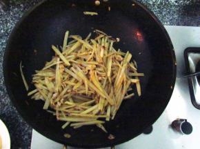 土豆丝炒断生，加盐调味，翻炒均匀即可出锅