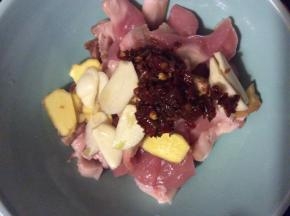 猪肉洗净后切片，与姜片、蒜片、料酒和豆瓣酱调匀后腌20分钟