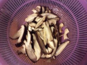 香菇洗好后切片