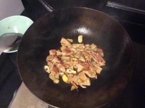 锅中热油，把腌好的猪肉片倒入锅中快速翻炒，炒熟后出锅备用