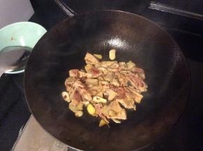 锅中热油，把腌好的猪肉片倒入锅中快速翻炒，炒熟后出锅备用
