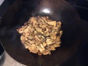 香菇炒断生后放入少许的盐 ，把肉片倒入，一同翻炒