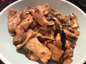 撒上葱花炒匀出锅