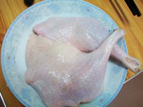 鸭腿洗好后汆水