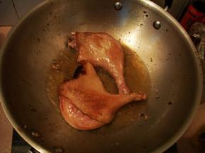 锅中放油，文火香煎至微黄后出锅备用