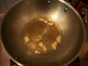 锅中放热油，将所有香料放进锅中爆香