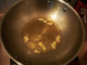 锅中放热油，将所有香料放进锅中爆香