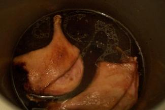 把煎好的鸭腿放入锅中，放上料酒、生抽、蚝油、醋、白糖和水，没过鸭腿，大火烧开后转文火收汁