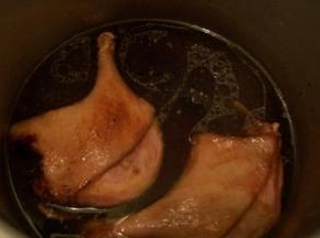 把煎好的鸭腿放入锅中，放上料酒、生抽、蚝油、醋、白糖和水，没过鸭腿，大火烧开后转文火收汁