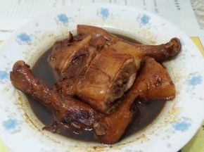 关火后用卤水浸泡鸭腿数小时入味，而后斩块装盘即可