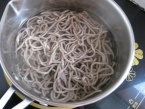 锅中加适量清水，放入荞麦面，煮开后关火，焖5分钟左右