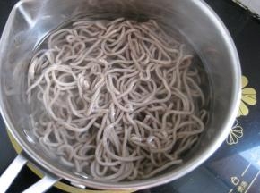 锅中加适量清水，放入荞麦面，煮开后关火，焖5分钟左右