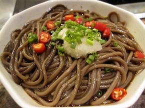 将煮好的荞麦捞出沥干，淋上橄榄油，米醋，酱油，糖，盐和辣椒油拌匀，再加辣椒片，黄瓜丝，蒜蓉和葱花拌匀即可