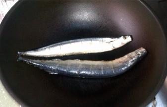 热锅温油，慢慢将秋刀鱼放入煎锅中，中小火煎3分钟左右煎香