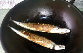 鱼身两面煎成金黄，每面煎2次，每次3分钟左右即可